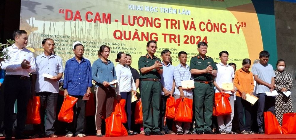 Tặng quà cho các gia đình nạn nhân chất độc da cam - Ảnh: L.T